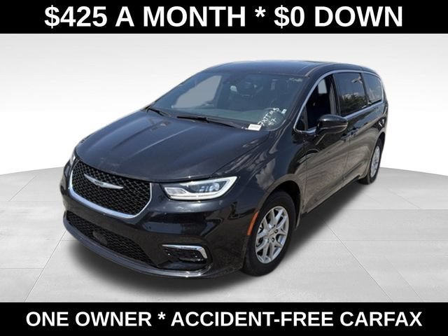 2025 Chrysler Pacifica Select in Diamond Black Cry — front three-quarter view